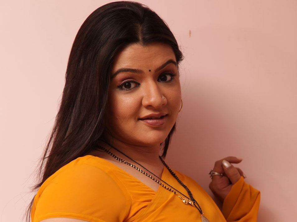 Telugu Heroine Soundarya Sex - 5 Popular Telugu Actresses that left Tollywood too soon