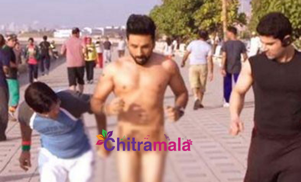 Bollywood Actor Runs Naked in Mumbai Roads